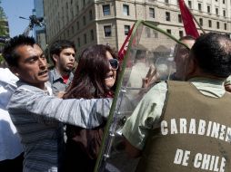 Estudiantes enfrentándose a la policía chilena durante protesta.AFP  /