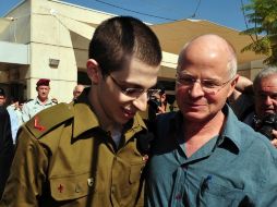 El soldado israelí Guilad Shalit (i) fue liberado hoy tras más de cinco años de cautiverio en poder de Hamás. REUTERS  /