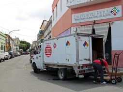 Un trabajador realiza sus labores en el cruce de las calles Angulo y Pino Suárez, en la  Zona Centro.  /