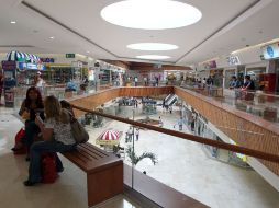 Más de 100 locales comerciales forman parte de la variedad para hacer compras en este edificio.  /