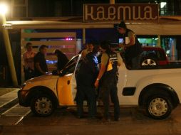 Autoridades revisan la camioneta donde los jóvenes viajaban.  /