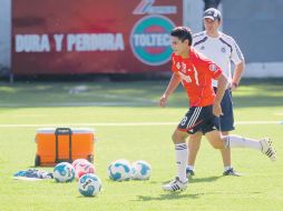 Xavier conduce un balón al inicio del entrenamiento rojiblanco.  /