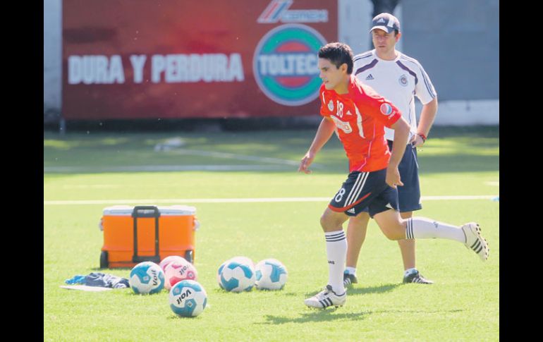 Xavier conduce un balón al inicio del entrenamiento rojiblanco.  /