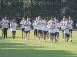 El plantel rojinegro trota antes de iniciar el entrenamiento.  /