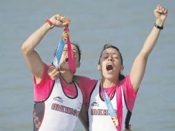 Analicia Ramírez y Lilia Pérez no se guardaron nada de la alegría tras el primer oro de la jornada. AP  /