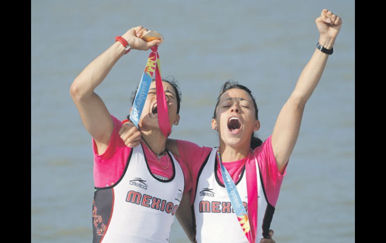 Analicia Ramírez y Lilia Pérez no se guardaron nada de la alegría tras el primer oro de la jornada. AP  /