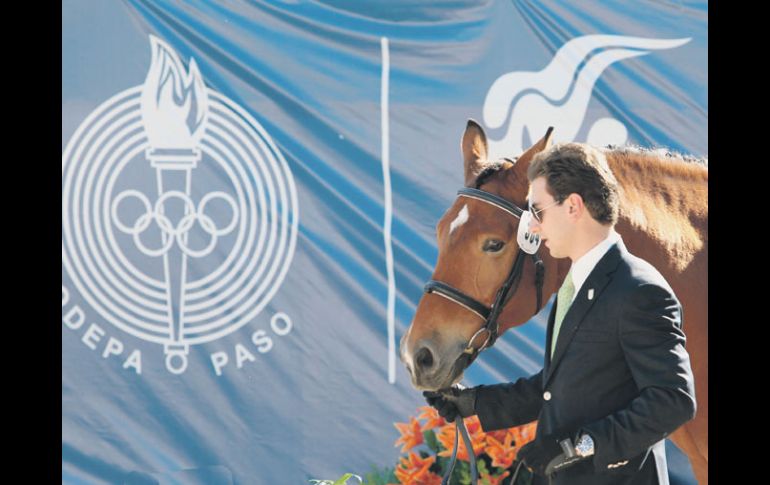Un jinete acompaña a su caballo durante las actividades del Country Club.  /
