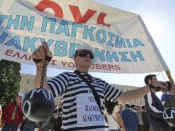 En Atenas, la policía ya ha lanzado gases lacrimógenos a aproximadamente 700 personas. EFE  /