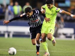 Sergio Pérez lucha por el balón con James Riley del Seattle durante el segundo tiempo. REUTERS  /