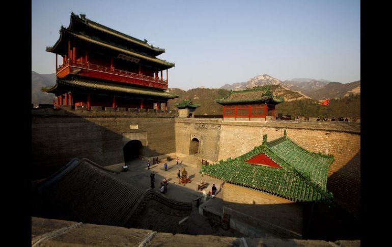 Turistas visitan el tramo Juyongguan de la Gran Muralla china en las afueras de Pekín. EFE  /