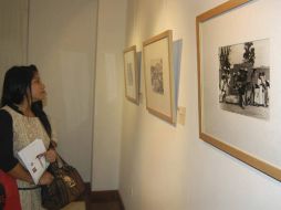 Las fotografías son de composiciones costumbristas del campo, imágenes que hacen evidente la diferencia entre las clases sociales. EFE  /