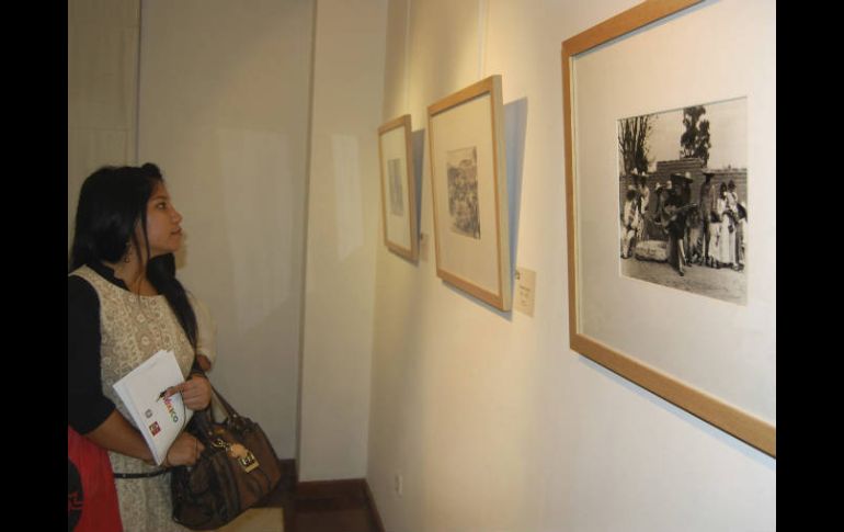 Las fotografías son de composiciones costumbristas del campo, imágenes que hacen evidente la diferencia entre las clases sociales. EFE  /