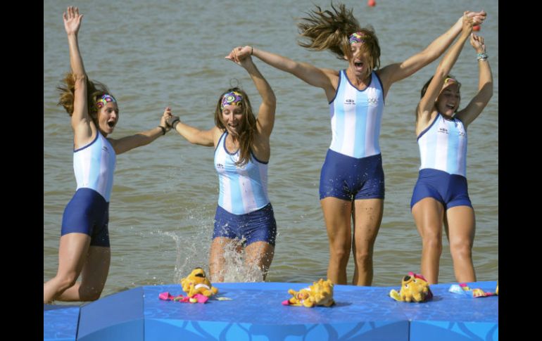 Las remeras María Ábalo (izq.) y María Best (der.) formaron parte del grupo de cuatro que ganó el oro. MEXSPORT  /