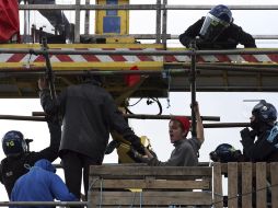 Policías desalojan una comunidad de ''travellers'' británicos del campamento de Dale Farm. EFE  /