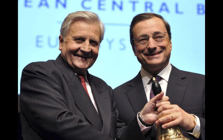 Trichet (Izq.) se retira y le deja el lugar a Draghi (Der.). EFE  /