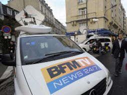Medios de comunicación hacen guardia frente a la clínica de La Muette, donde está previsto que Carla Sarkozy de a luz. EFE  /
