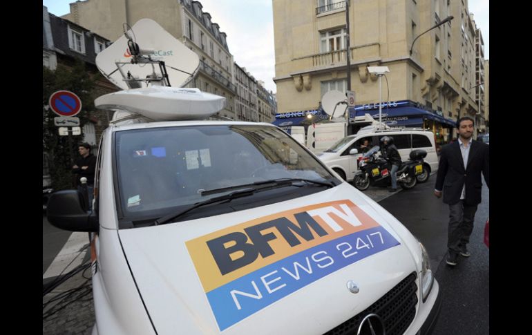 Medios de comunicación hacen guardia frente a la clínica de La Muette, donde está previsto que Carla Sarkozy de a luz. EFE  /