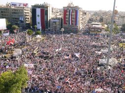 Imagen facilitada por la agencia siria de noticias SANA, muestra a sirios pro gobierno en la plaza Saadallah al-Jabri de Aleppo. EFE  /