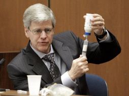 Steven Shafer con 25 años de carrera demuestra el manejo del propofol durante el juicio. EFE  /