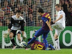 El jugador del FC Barcelona David Villa (C) dispara el balón para anotar un gol ante David Limbersky (D) del Viktoria. AFP  /