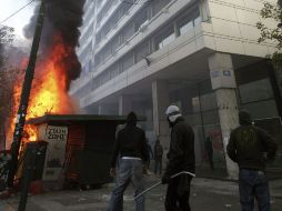 Jóvenes participaron en saqueos y actos vandálicos durante la manifestación de hoy en calles atenienses. EFE  /