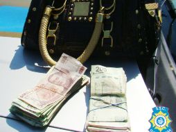 Los policías locales encontraron la bolsa de la mujer la cantidad de 100 mil 500 pesos. ESPECIAL  /