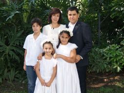 Amparo y Héctor Morales con sus hijos Jesús Eduardo, Lorenza y Alejandra.  /