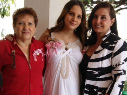 Vanessa Dutari de Salazar con Juanita Saldaña y Susy Esquivel.  /