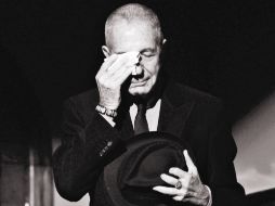 Vestido con un traje oscuro y sombrero, Leonard Cohen ofreció una conferencia de prensa en Oviedo.  /