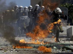 Manifestantes se enfrentaron con la policía antimotines durante una protesta masiva en la capital griega. AP  /