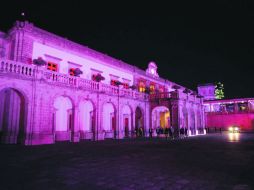 Al menos 100 países se unieron a la campaña de iluminar los edificios públicos de color rosa. EL UNIVERSAL  /
