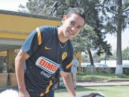 Óscar ''Kevin'' Rojas posa con sus dos perros, a la salida del entrenamiento en Coapa. EL UNIVERSAL  /
