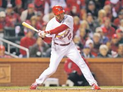 Lance Berkman conecta un sencillo productor de dos carreras en la parte baja de la cuarta entrada. AFP  /