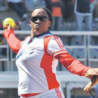 El softbol se juega mejor con Gwen Stefani y un güiro