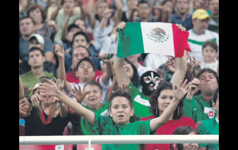 Cientos de personas fueron llenando durante el día el Omnilife.  /