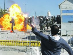 La Policía griega responde a ataques de manifestantes, en Atenas. EFE  /