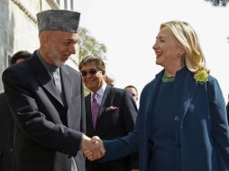 La secretaria de Estado, Hillary Clinton, se reúne con el presidente afgano, Hamid Karzai, en el palacio presidencial en Kabul. AP  /