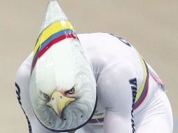 El colombiano presumió su casco con la imagen de la cara de un águila. AP  /