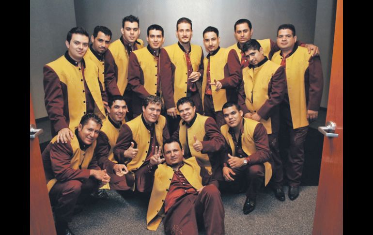 Los integrantes de la Banda El Limón, conocida como “La Arrolladora” están listos para la medianoche de hoy. ESPECIAL  /
