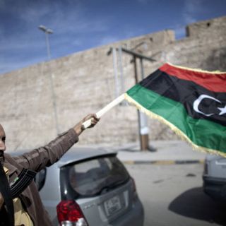 Combatientes anti-Gadhafi izan bandera en Sirte