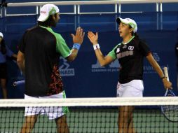 Los pareja azteca festeja triunfo sobre Paraguay. MEXSPORT  /