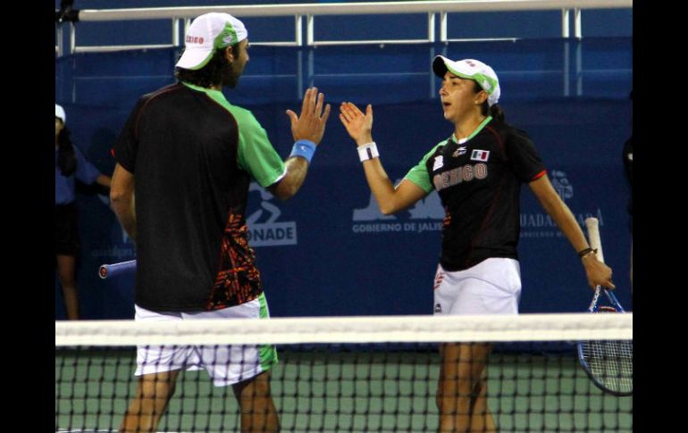 Los pareja azteca festeja triunfo sobre Paraguay. MEXSPORT  /