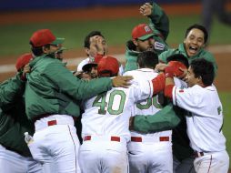 El equipo mexicano festeja la victoria. MEXSPORT  /