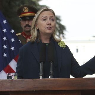 Clinton advierte que muerte de Gadhafi no garantiza fin del conflicto