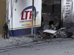 El estallido provocó la destrucción de una puerta de metal y vidrios de un taller mecánico. AP  /