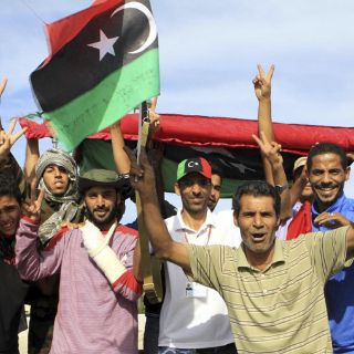 Miles de libios salen a las calles para celebrar la muerte de Gadhafi