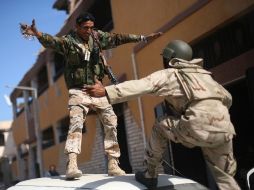 Rebeldes libios celebran la captura y posterior muerte de Muamar Gadhafi. AP  /