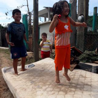 Reciben damnificados por 'Jova' primeros cheques asistenciales