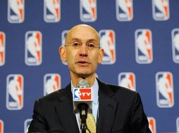 Comisionado, Adam Silver, habla en conferencia de prensa, luego de la Junta con la NBA. AFP  /