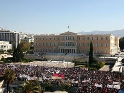 Miles de manifestantes se reunieron hoy a las afueras del Parlamento a la espera del dictamen sobre la Ley de austeridad. EFE  /